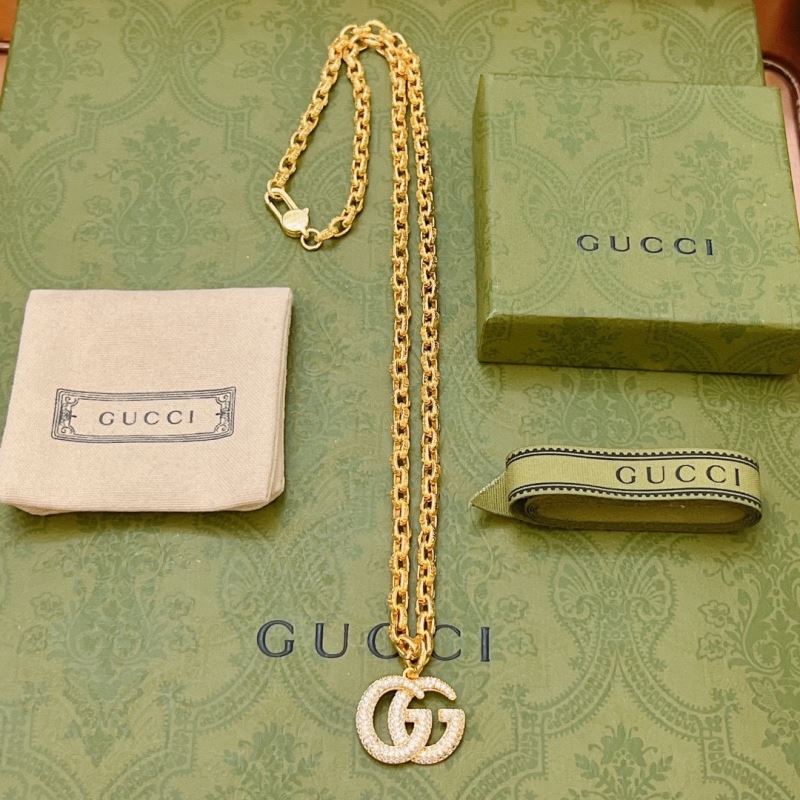 G*u*i necklaces